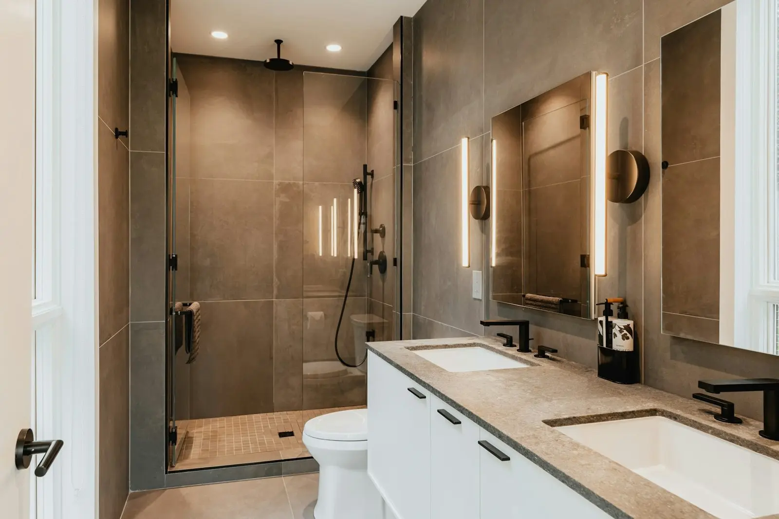 Salle de bain moderne avec douche et carrelage grand format
